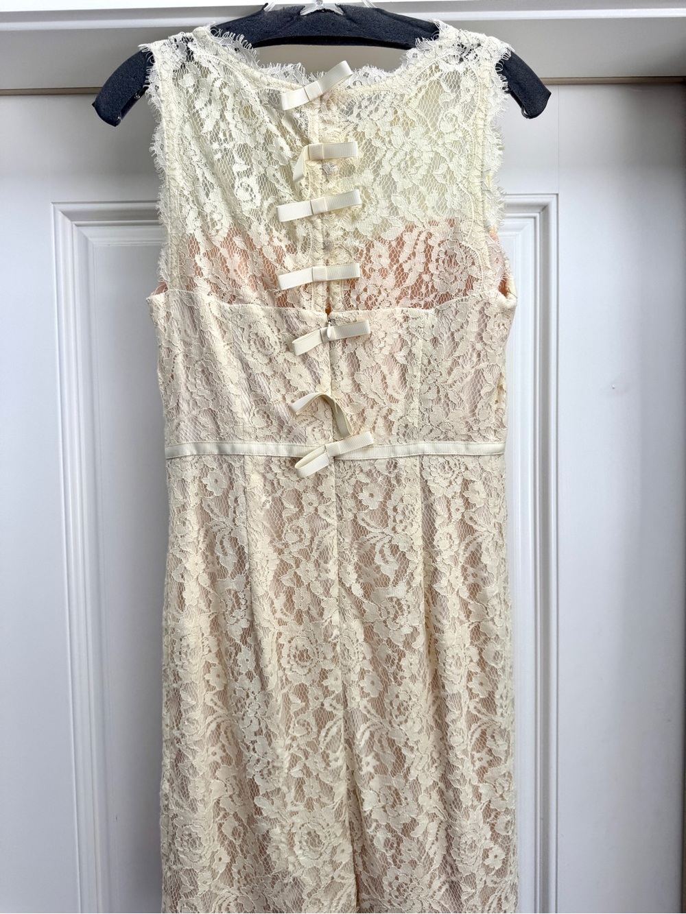 McGinn Cream Lace Bow Back Sheath Dress Size 6 - Picture 5 of 10